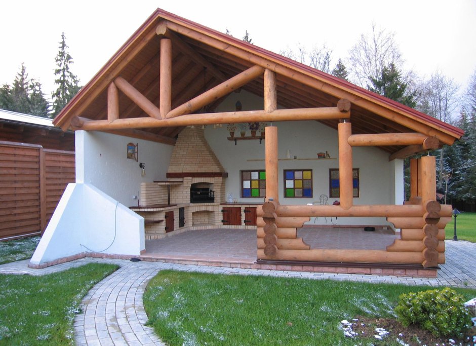 Беседка с четырехскатной крышей и мангалом