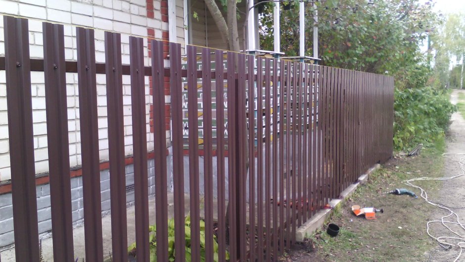 Забор из узкого металлического штакетника
