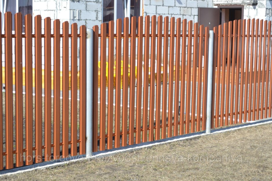 Забор из штакетника "евро ДШ-2,1"