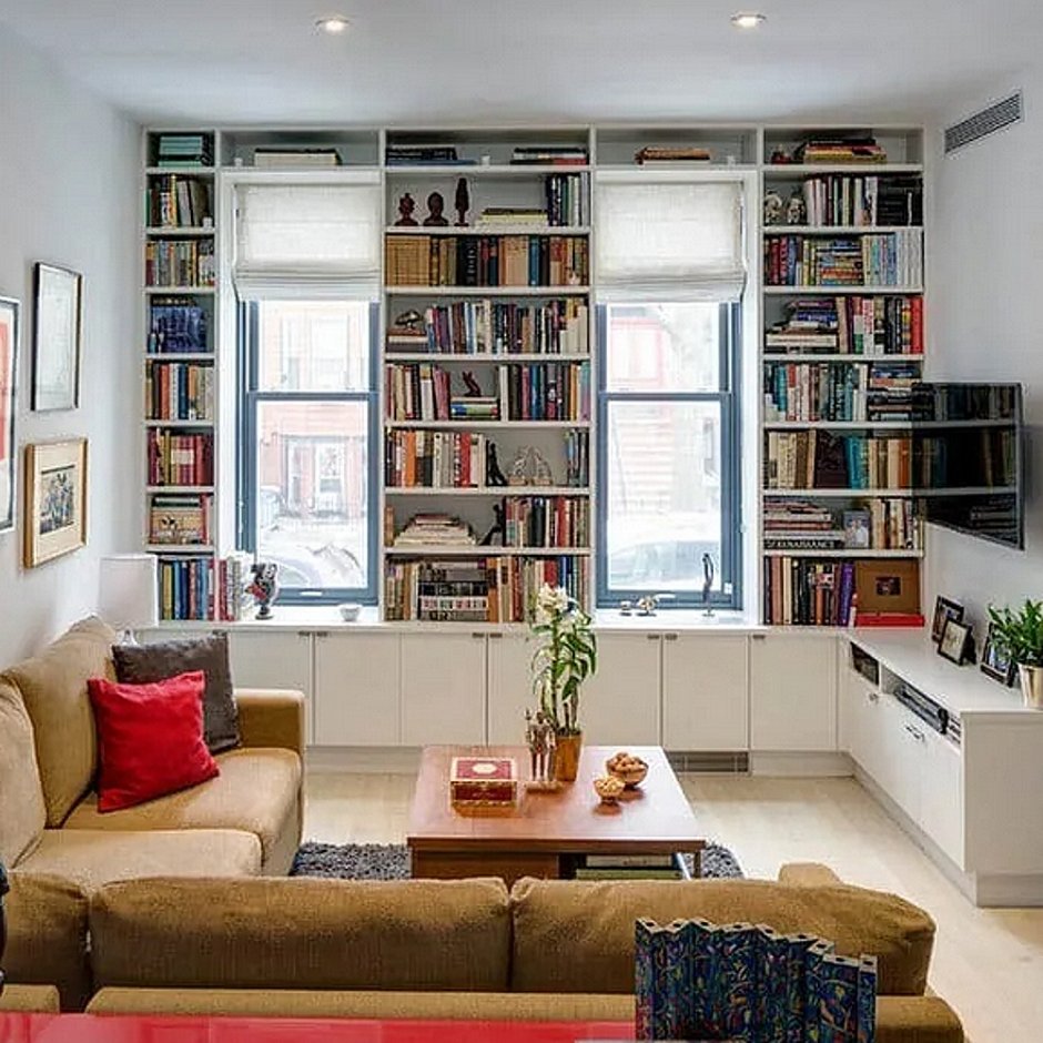 Гостиная с книжными полками