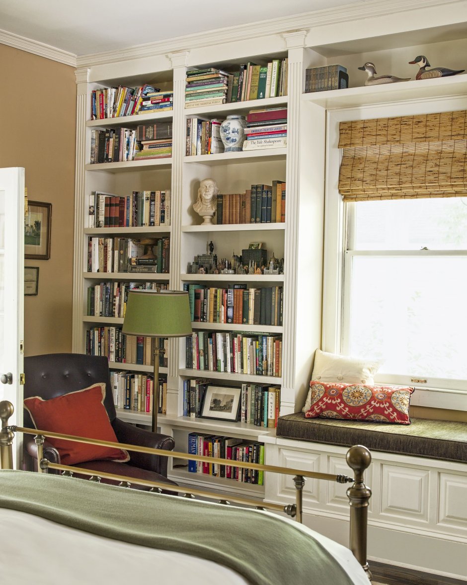 Книжные стеллажи вокруг окна