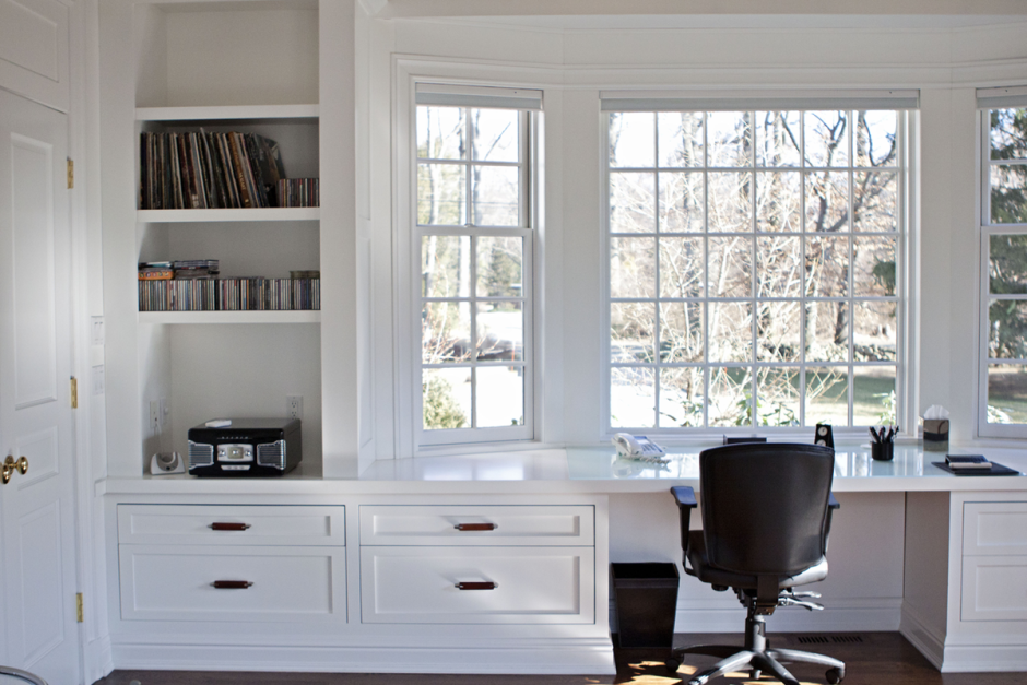 Рабочая зона у окна со шкафами