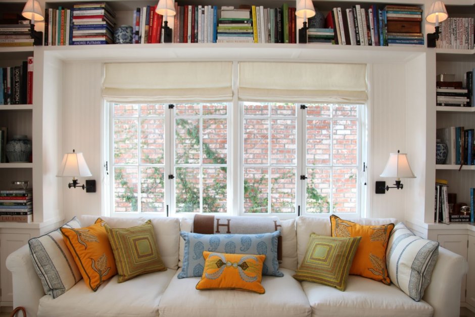 Книжные стеллажи вокруг окна