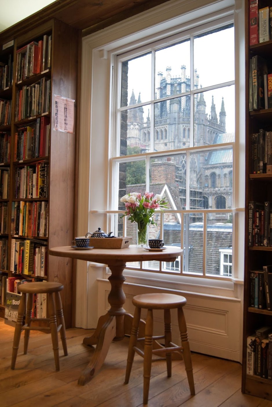 Книжные полки у окна