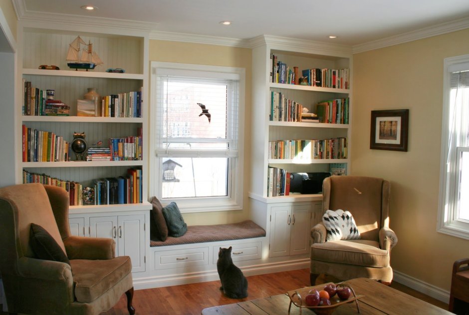Книжный шкаф вокруг окна