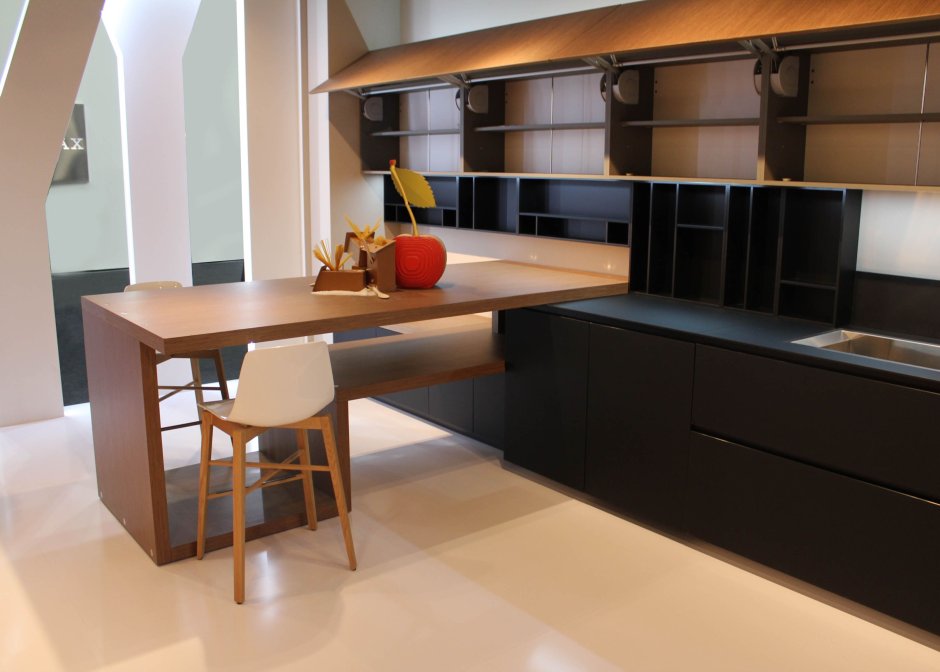 Кухня со встроенным столом