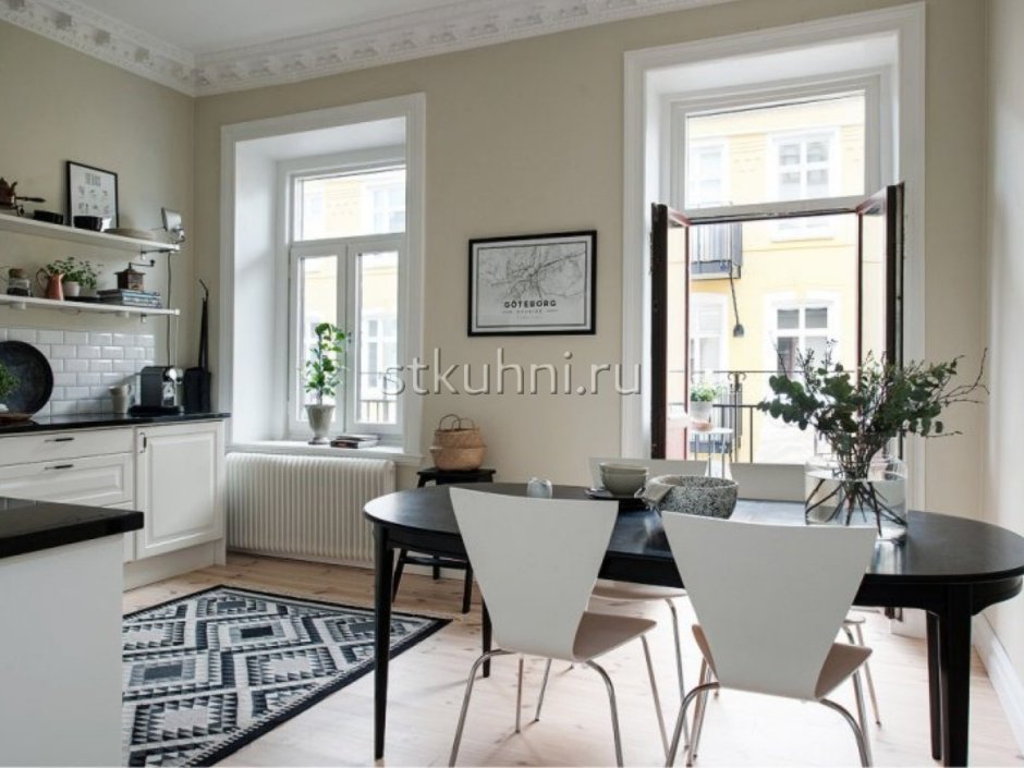 Кухня с 2 окнами на одной стене в частном доме