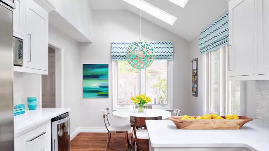 Интерьер кухни с 2 окнами