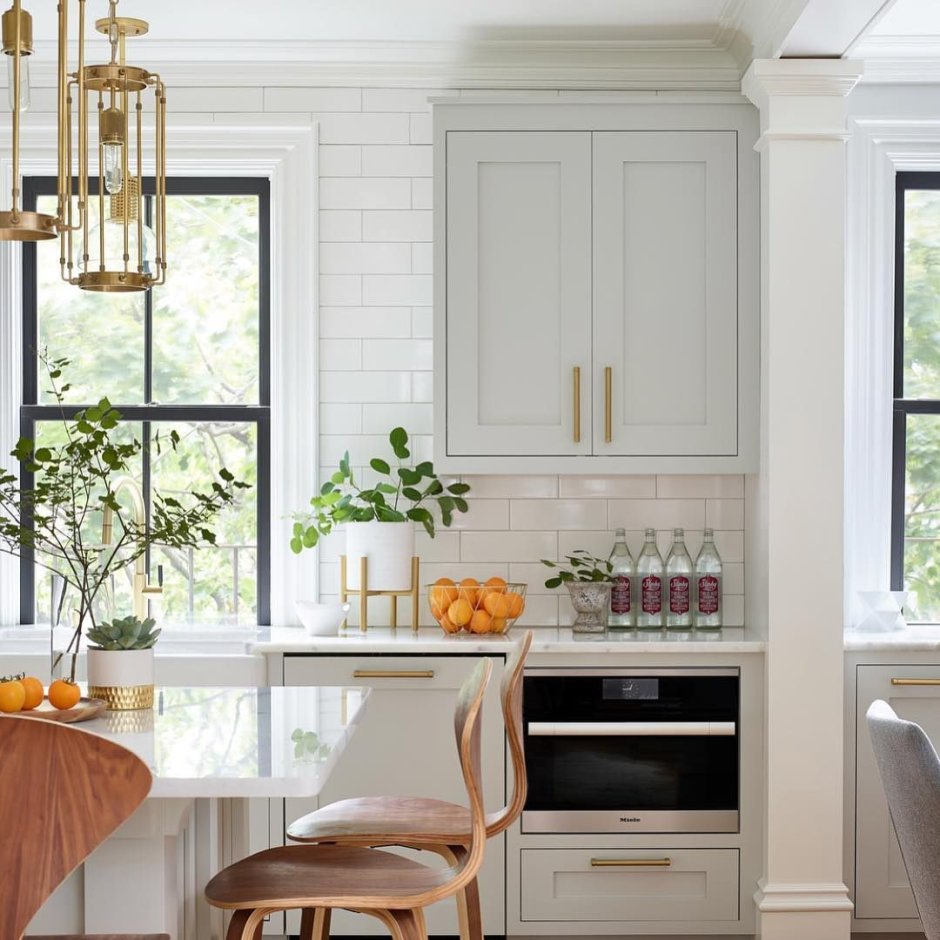 Планировка кухни с французским окном