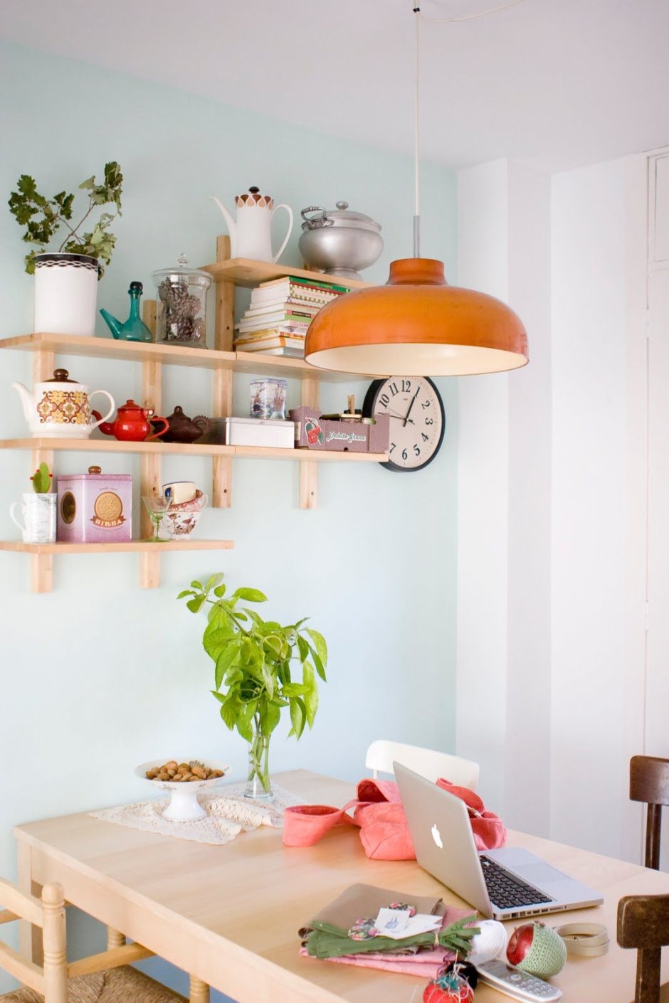 Полочки над кухонным столом