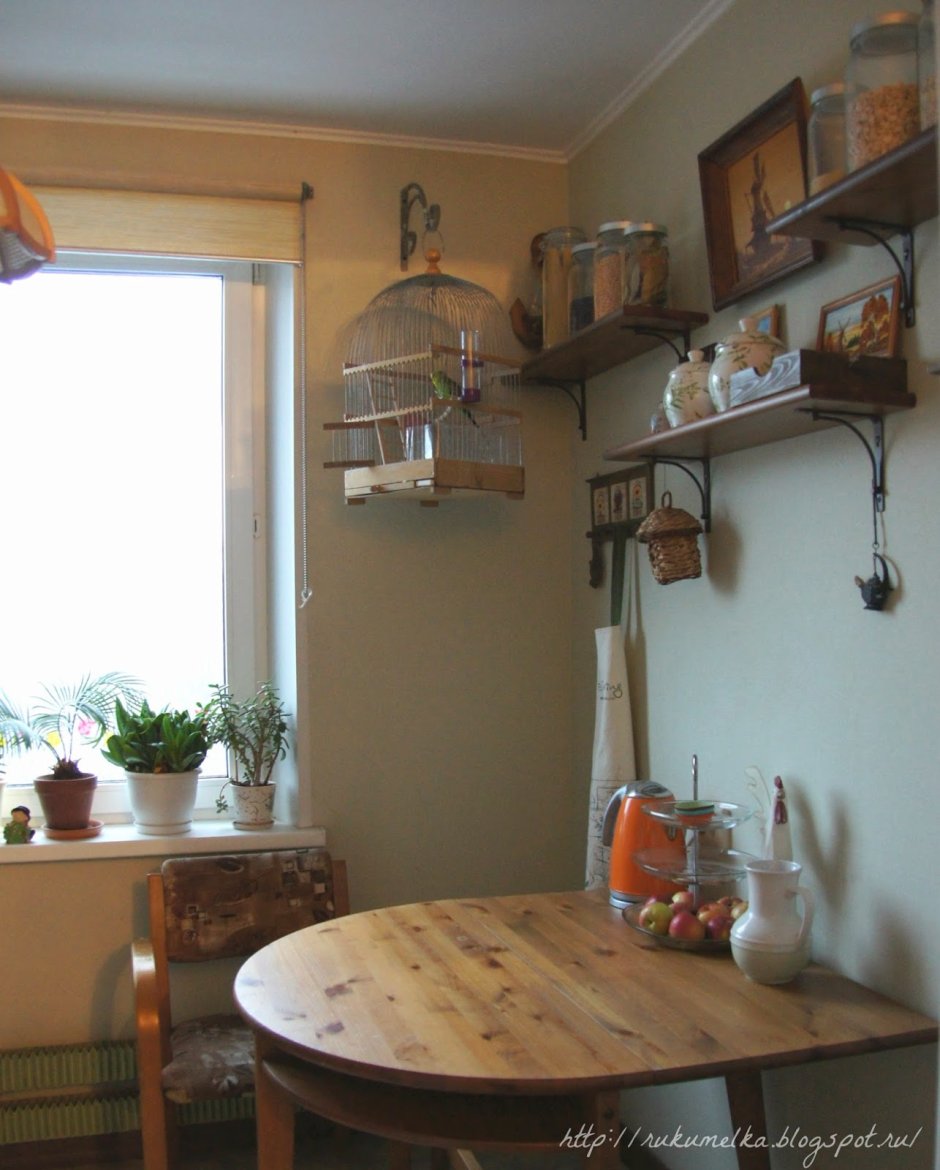 Полочки над обеденным столом