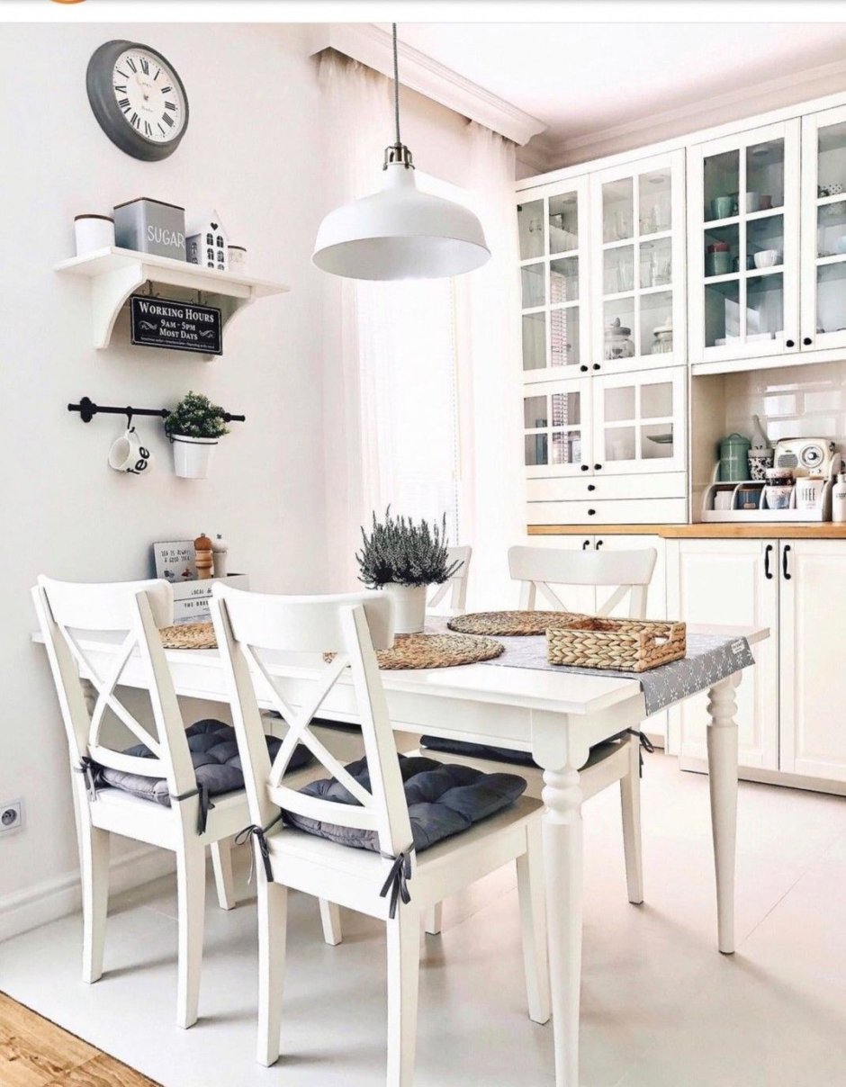 Полки на кухню над обеденным столом