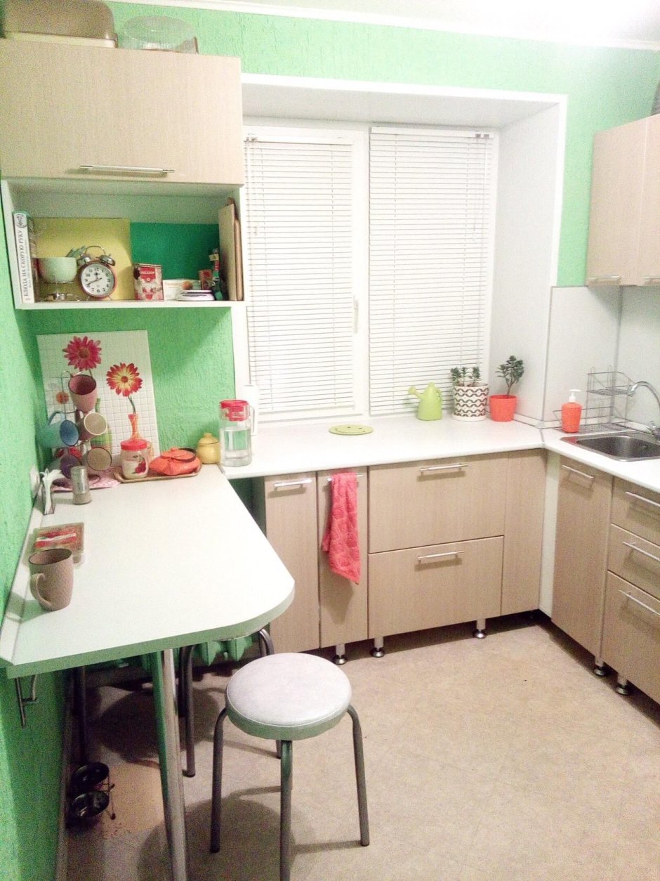 Кухня со столешницей у окна