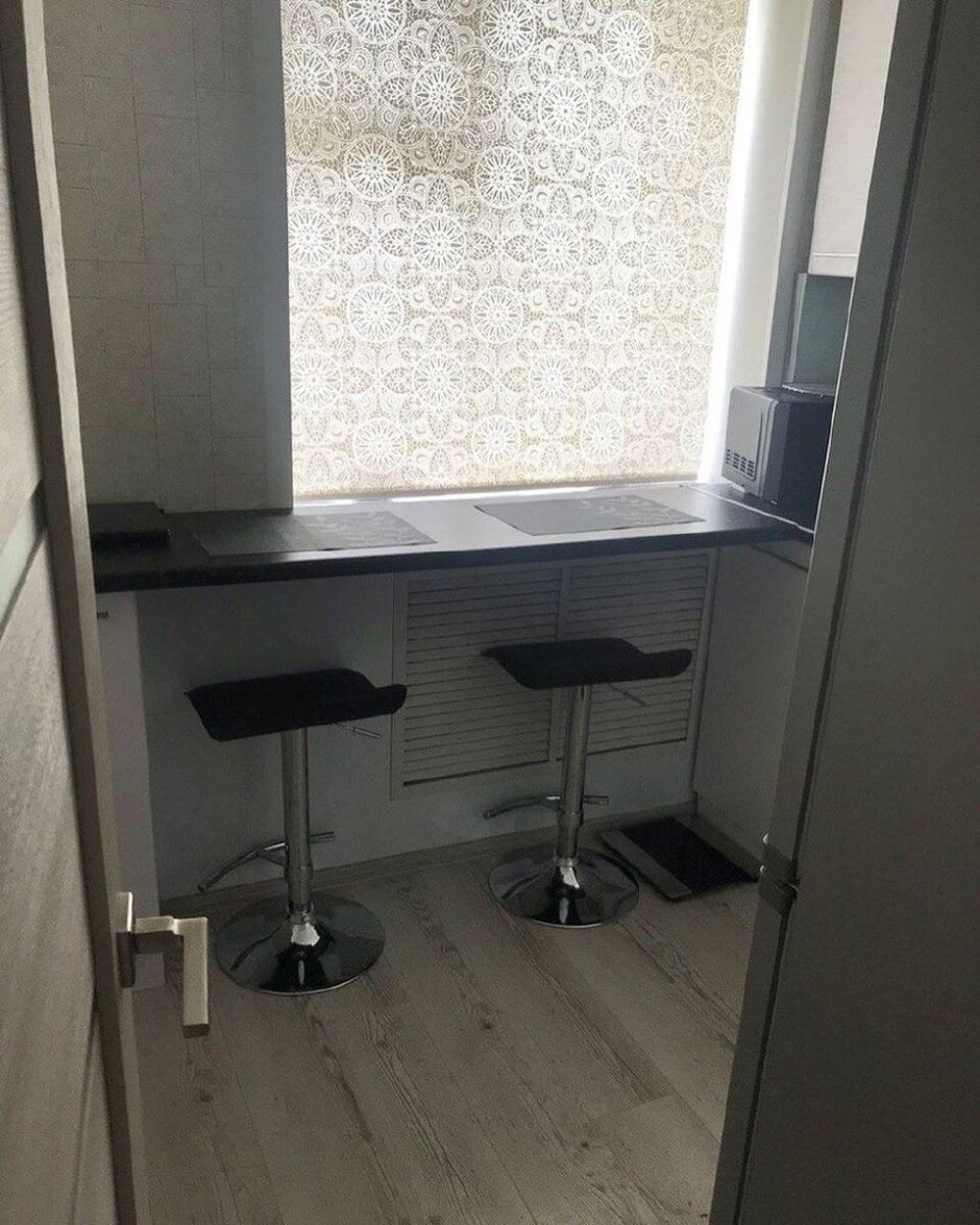 Стол-подоконник на кухне в хрущевке