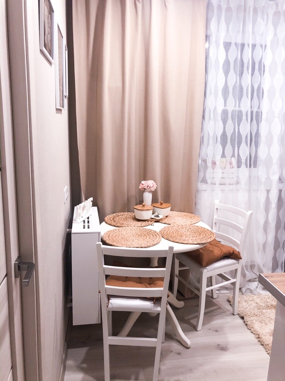 Стол-подоконник на кухне в хрущевке