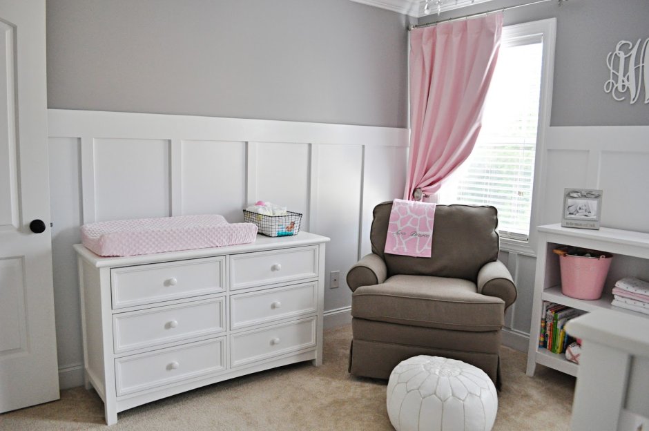 Комната для девочки в серо розовых тонах с белой мебелью