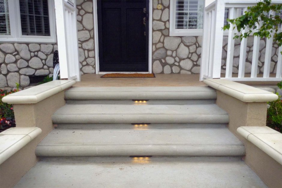 Бетонная терраса со ступеньками