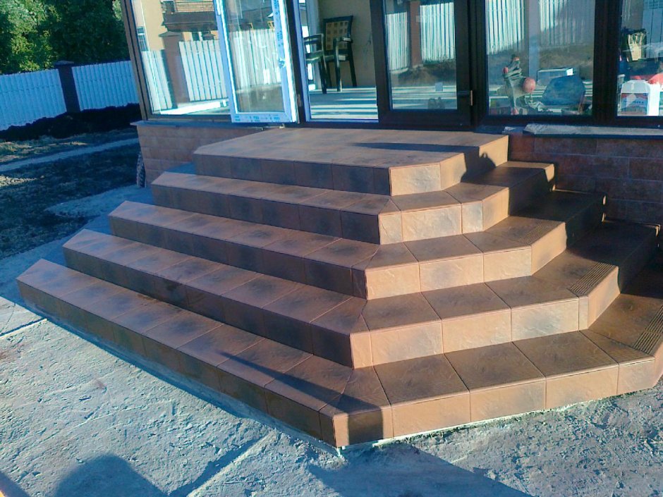 Крыльцо из плитки для частного дома