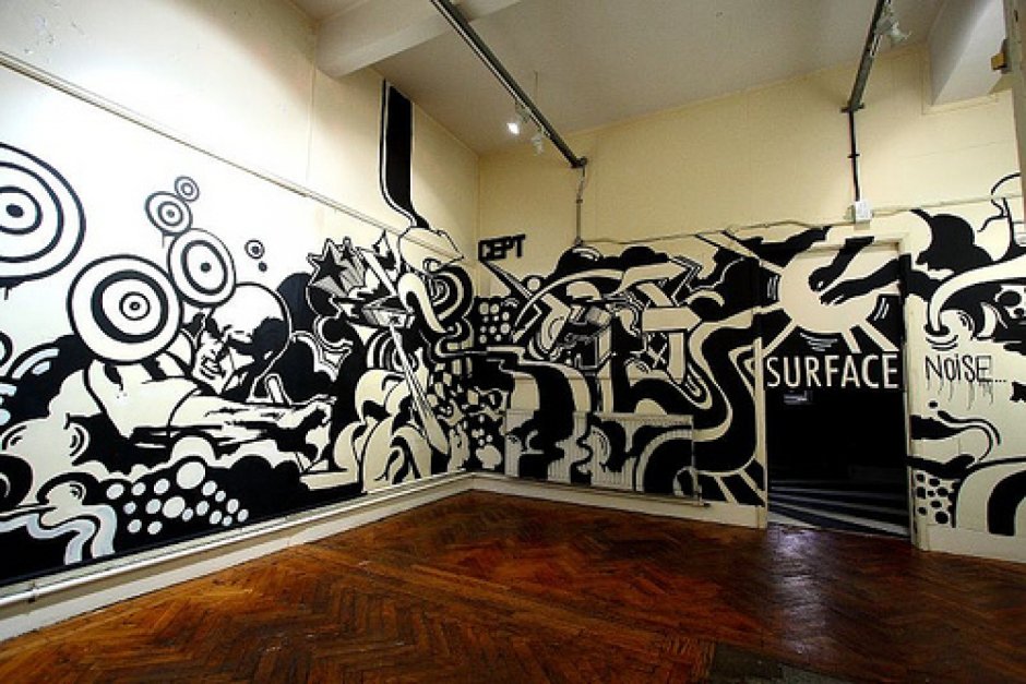 Черно белое граффити на стене в квартире