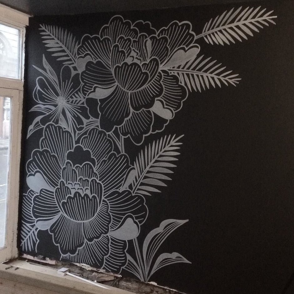 Роспись на черной стене