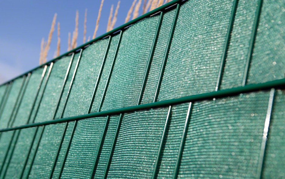 Забор сетка с рейками