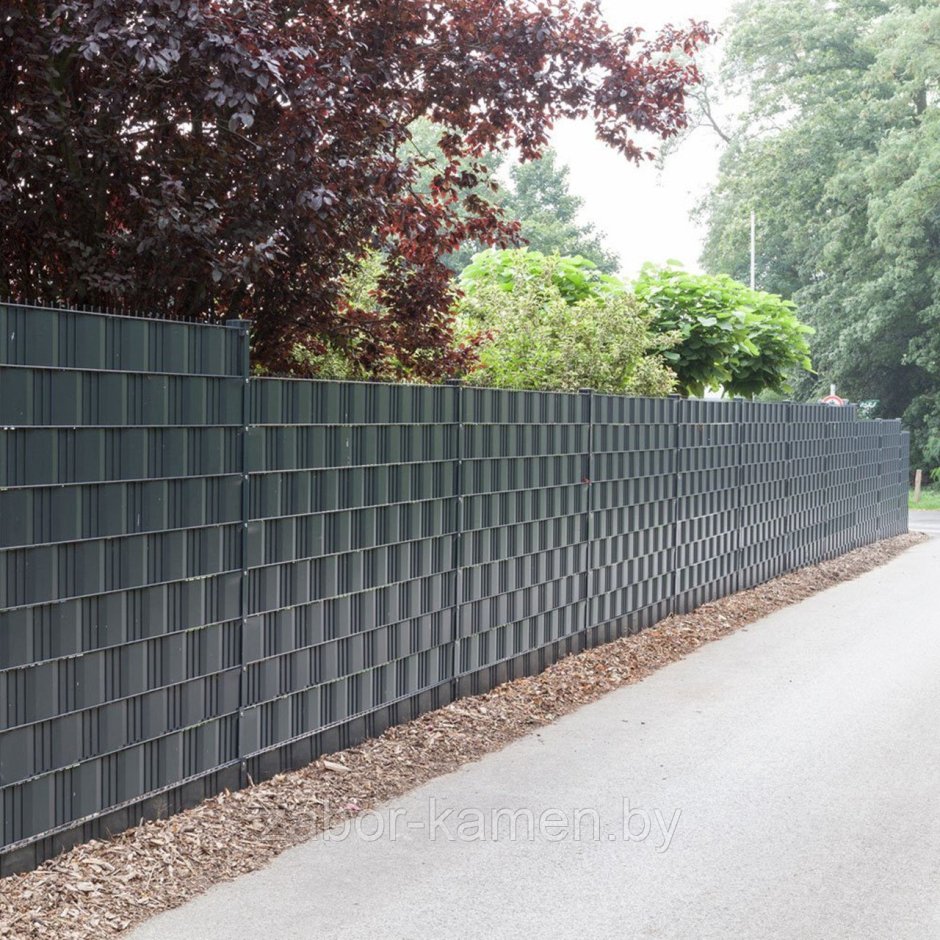 Забор из бордюрной ленты