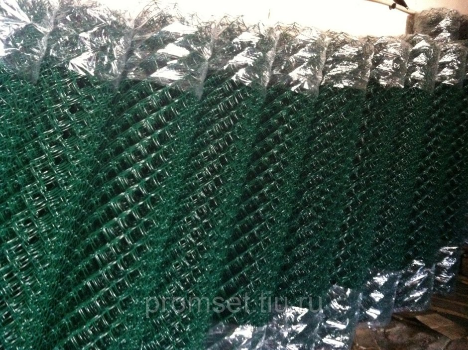 Украшение забора из сетки