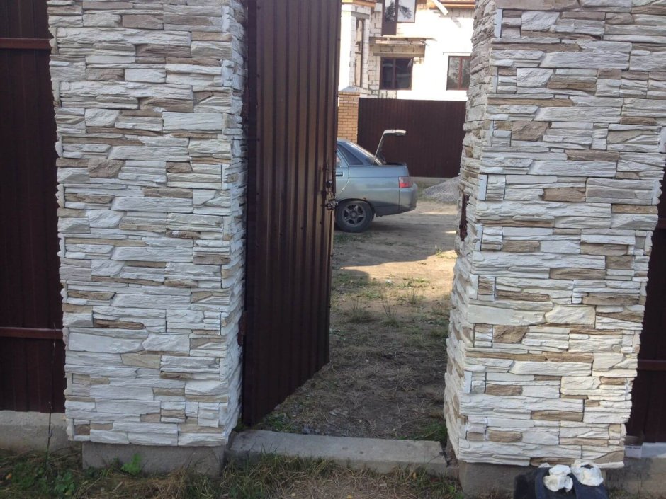 Отделка забора декоративным камнем