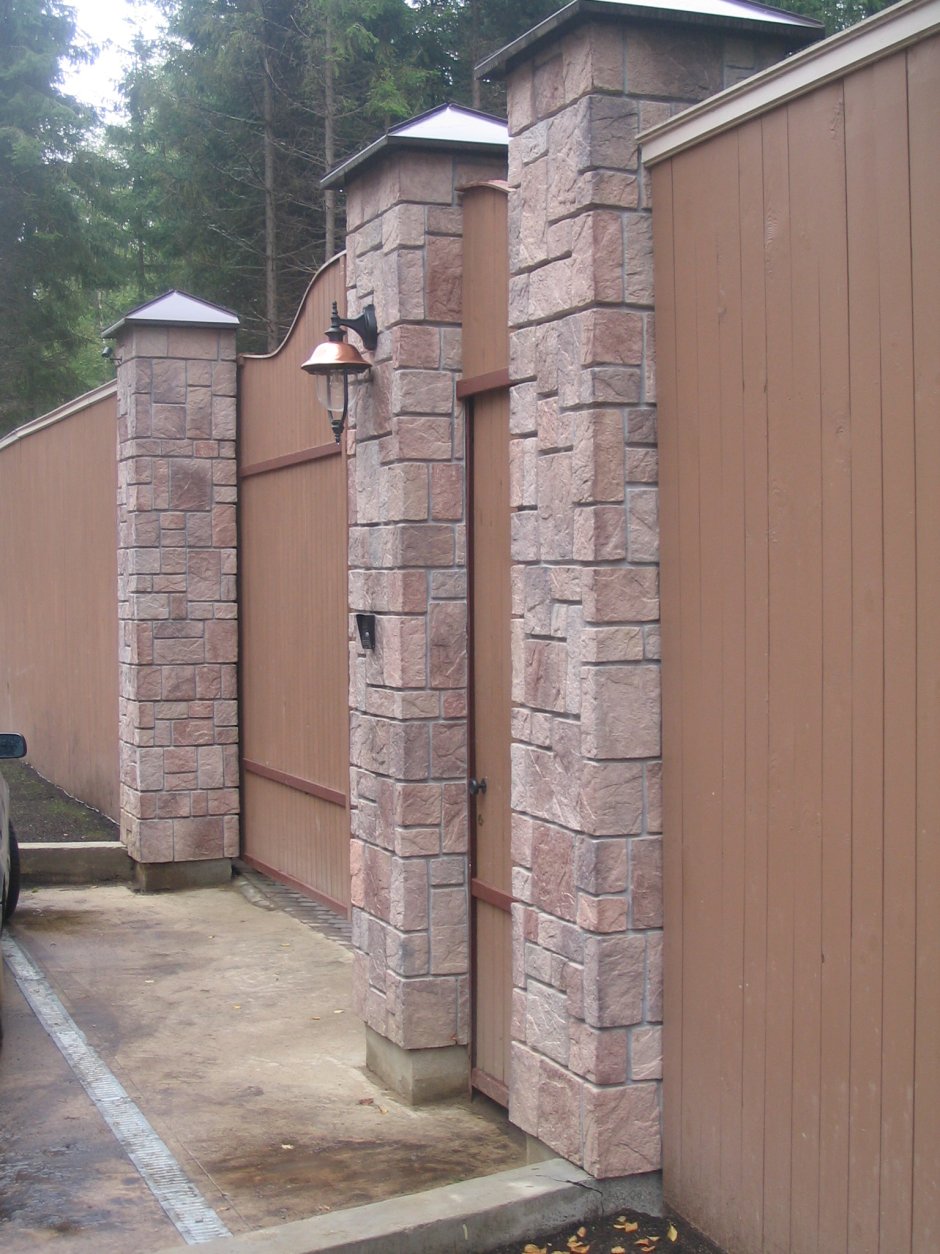 Отделка забора декоративным камнем