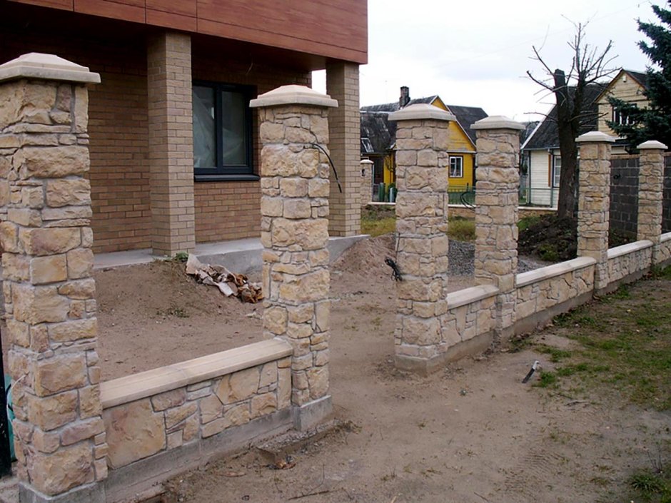Отделка забора декоративным камнем