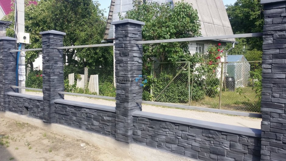 Забор из искусственного камня