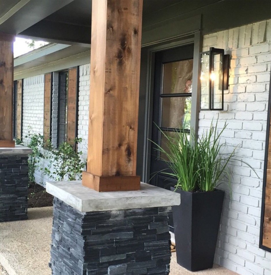Отделка столбов веранды камнем