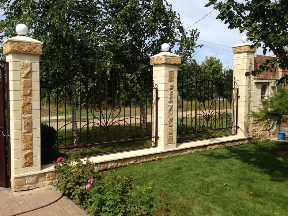 Красивые колонны для забора