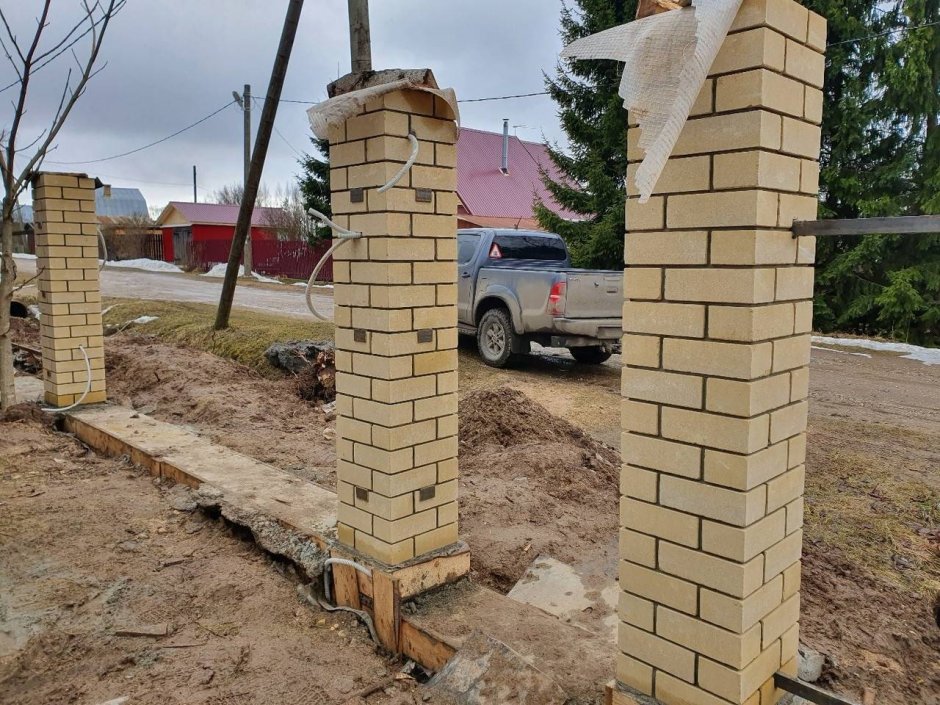 Обкладка столбов кирпичом для забора