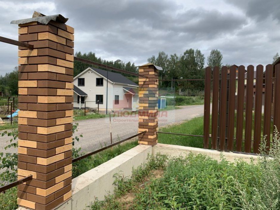 Забор из кирпичных столбов