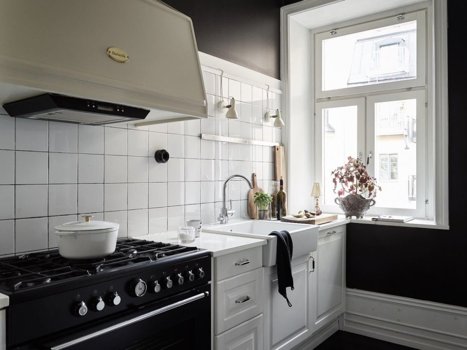 Маленькая белая кухня с черной столешницей