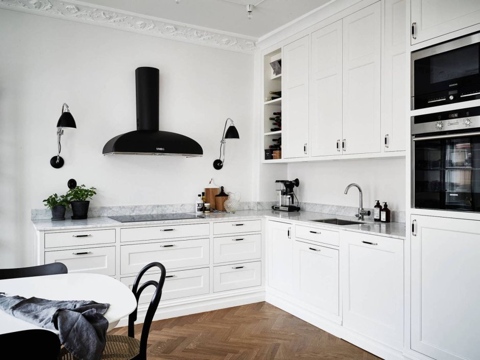 Белая кухня икеа с черной столешницей