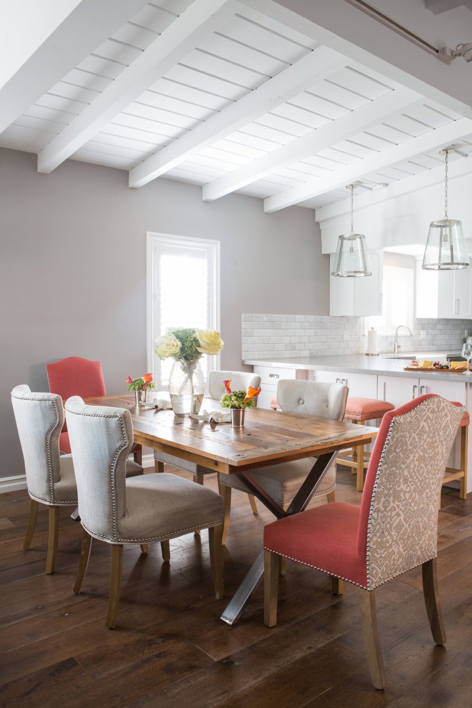 Белые балки на потолке в интерьере