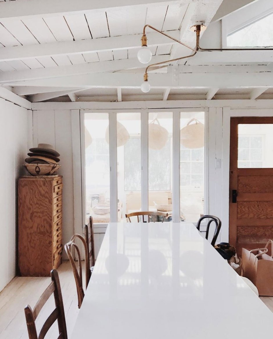 Белые балки в интерьере