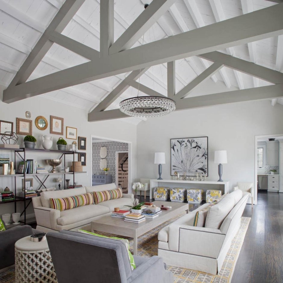 Белые балки на потолке