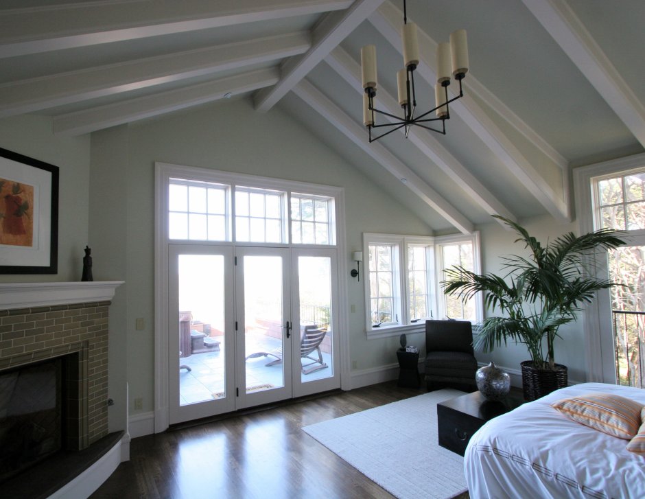 Мансарда с белыми балками