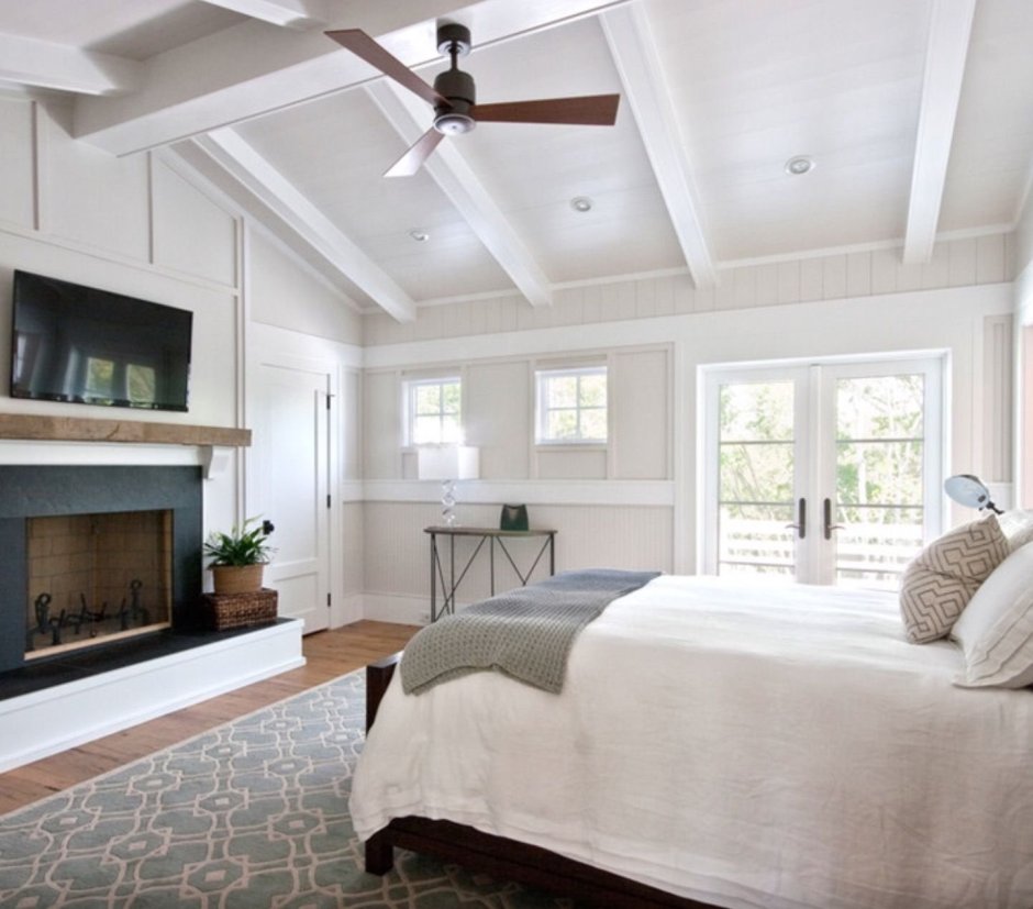 Балки на потолке в спальне