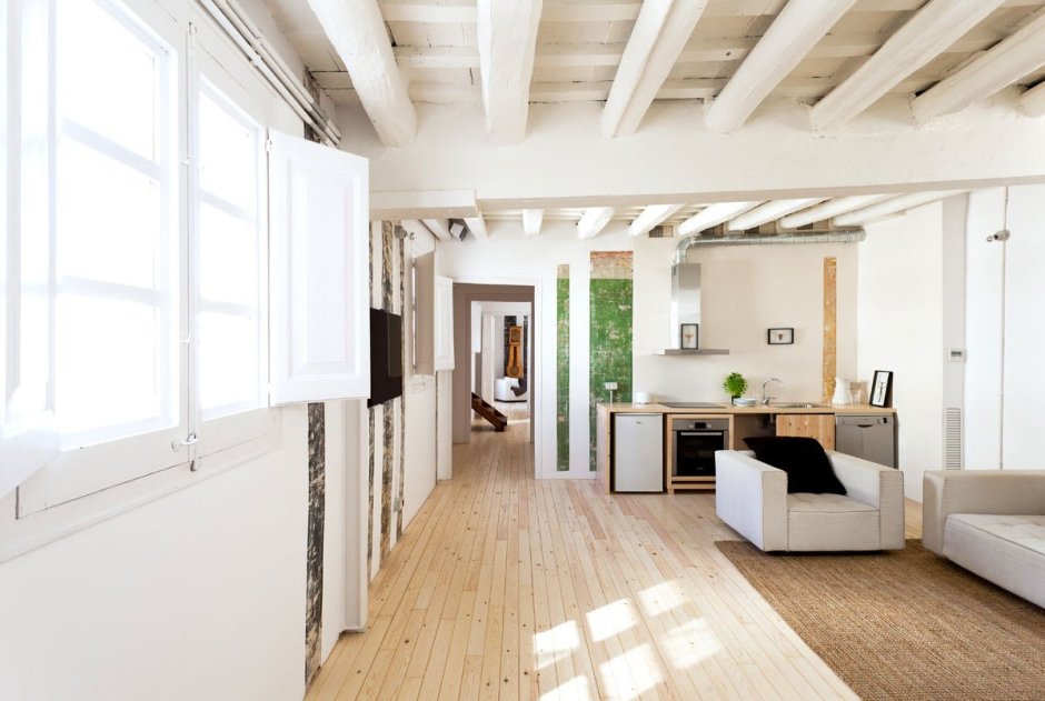 Белый потолок с деревянными балками