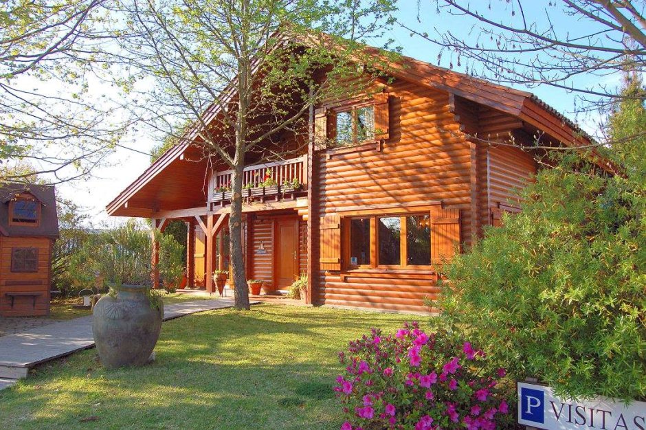 Двухэтажный дом в деревне