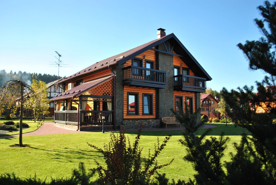 Двухэтажный дом в деревне