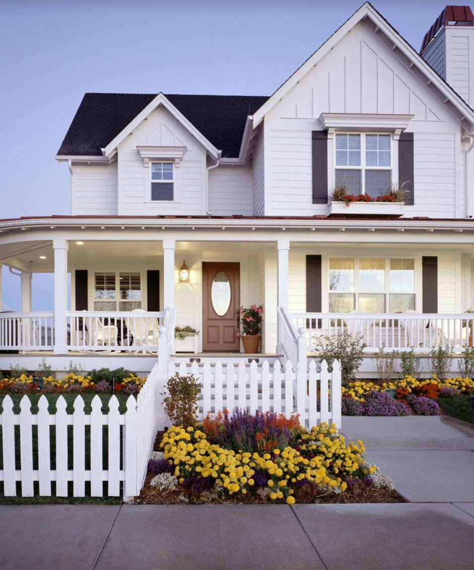 Фасад дома в стиле Кантри