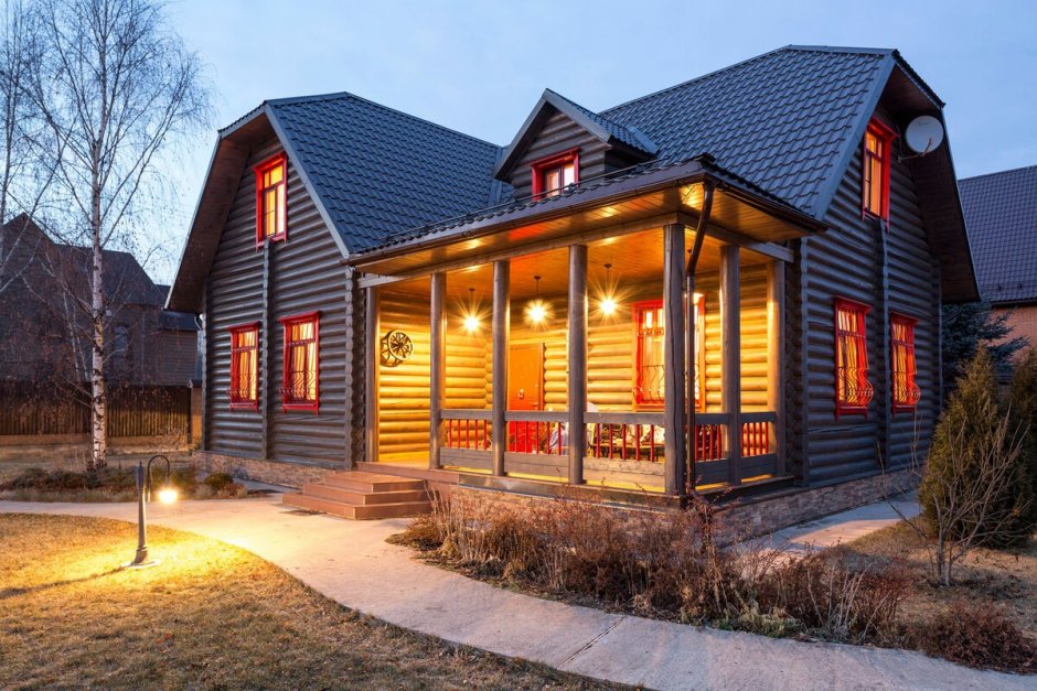 Двухэтажный дом в лесу