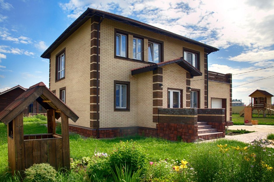 Деревянный дом с белыми окнами