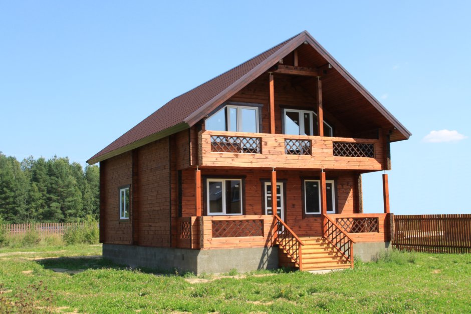 Двухэтажный дом в деревне