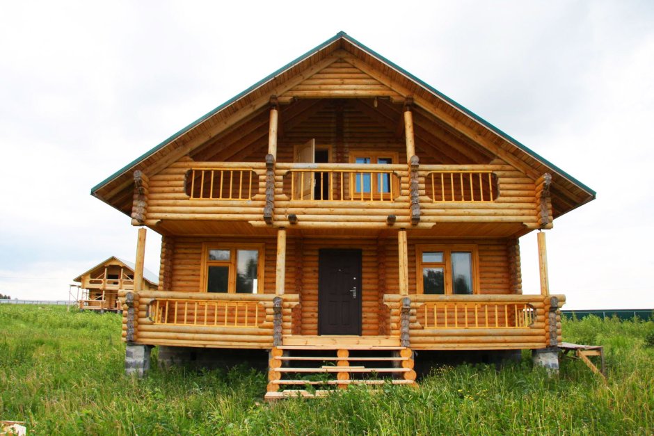 Двухэтажный деревянный дом